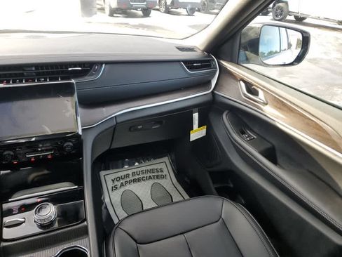 New 2025 Jeep Grand Cherokee Limited image 16