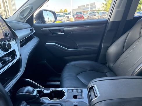 Used 2023 Toyota Highlander Limited image 31
