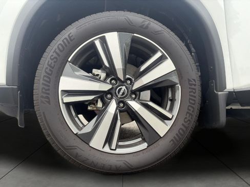 Used 2025 Nissan Rogue SL AWD/4WD image 3