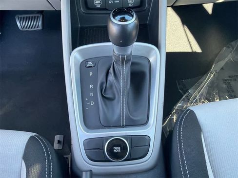 Used 2023 Hyundai Venue SEL image 29