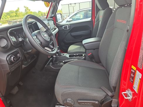 Used 2025 Jeep Wrangler Unlimited Rubicon AWD/4WD image 6