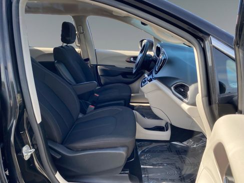 Used 2023 Chrysler Voyager LX image 15