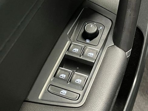 Used 2020 Volkswagen Tiguan SE w/ Panoramic Sunroof Package image 16