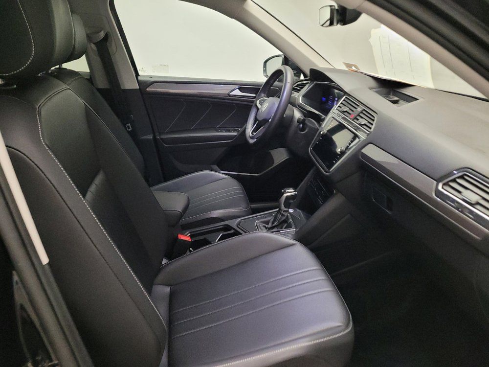 Used 2023 Volkswagen Tiguan SE w/ Panoramic Sunroof Package FWD image 21