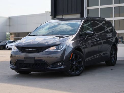 Used 2019 Chrysler Pacifica Touring Plus w/ S Appearance Package FWD image 3