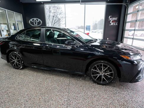Used 2024 Toyota Camry SE image 5