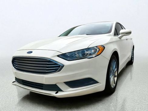 Used 2017 Ford Fusion SE w/ Fusion SE Technology Package FWD image 5