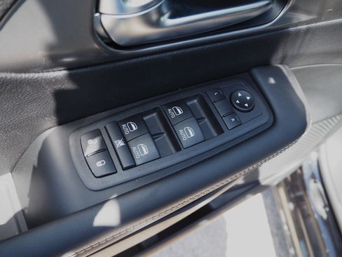 New 2025 Chrysler Pacifica Select w/ Uconnect Theater Family Group image 31