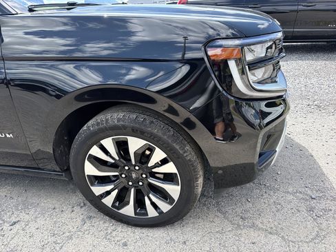 Used 2025 Ford Expedition Platinum w/ Driver's Package AWD/4WD image 2