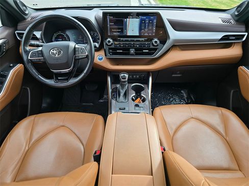 Used 2020 Toyota Highlander Platinum image 19