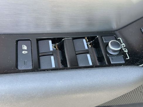 Used 2023 Land Rover Range Rover Velar R-Dynamic S image 22