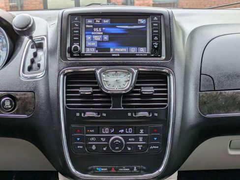 Used 2013 Chrysler Town & Country Limited w/ Luxury Group FWD image 18