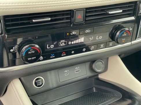 Used 2023 Nissan Rogue SL image 16