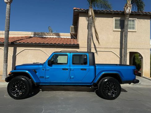 Used 2022 Jeep Gladiator Sport AWD/4WD image 3