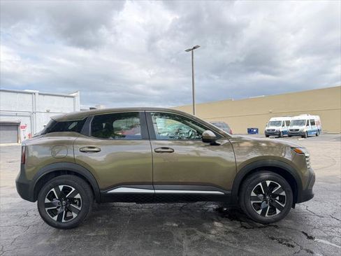 Used 2025 Nissan Kicks SV AWD/4WD image 9
