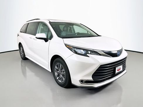 Used 2024 Toyota Sienna XLE image 3
