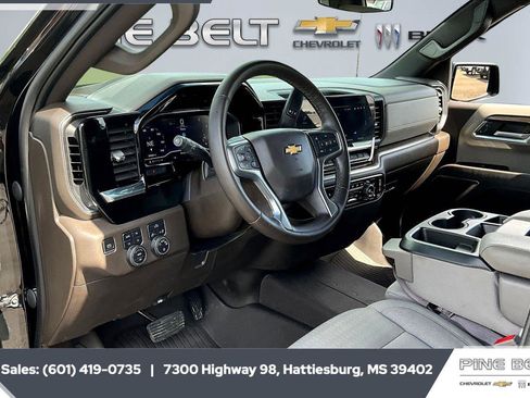 Used 2023 Chevrolet Silverado 1500 LT w/ Z71 Off-Road Package AWD/4WD image 13