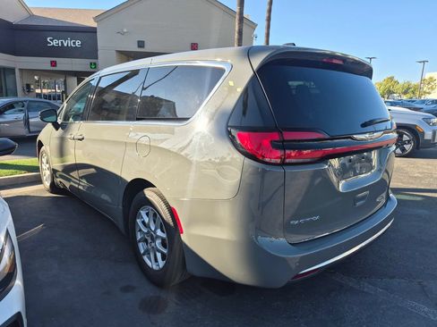 Used 2023 Chrysler Pacifica Touring-L FWD image 6
