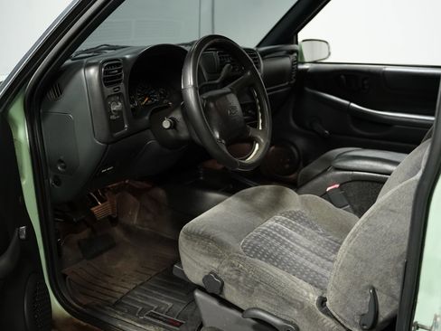 Used 2001 Chevrolet Blazer LS image 4