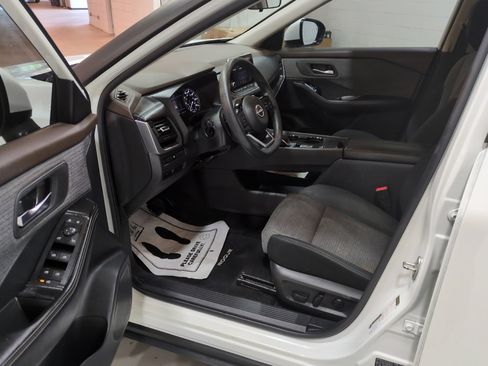 Used 2023 Nissan Rogue SV FWD image 16