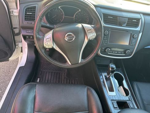 Used 2017 Nissan Altima 2.5 SL w/ 2.5 Technology Package FWD image 2