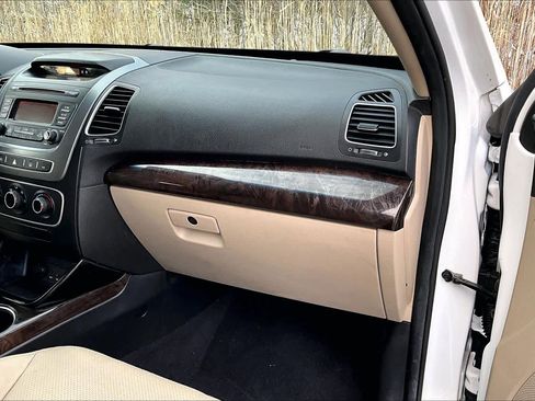 Used 2014 Kia Sorento LX image 17