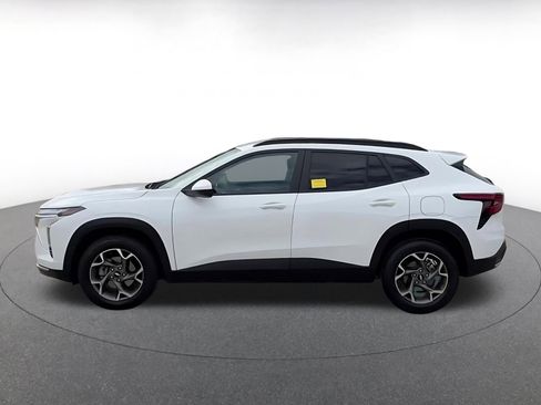 Used 2025 Chevrolet Trax LT image 9