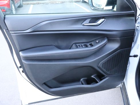 Used 2025 Jeep Grand Cherokee Altitude image 23