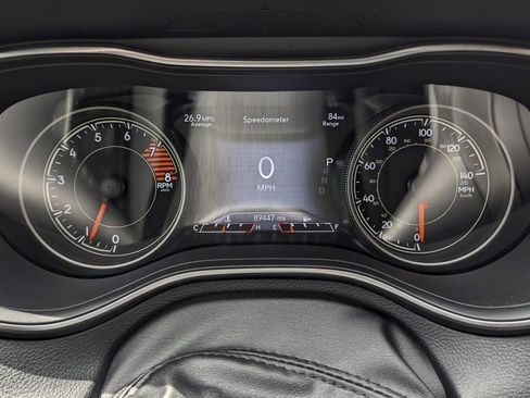 Used 2019 Jeep Cherokee Limited image 2