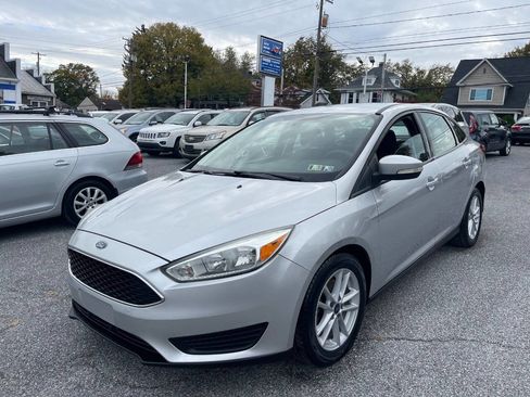 Used 2017 Ford Focus SE image 2