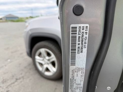 Used 2024 Jeep Compass Latitude AWD/4WD image 17