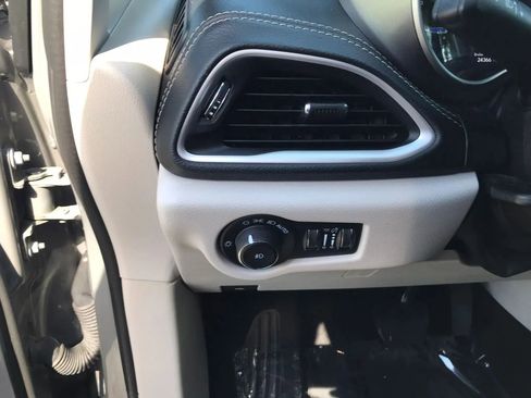 Used 2023 Chrysler Pacifica Touring-L FWD image 15