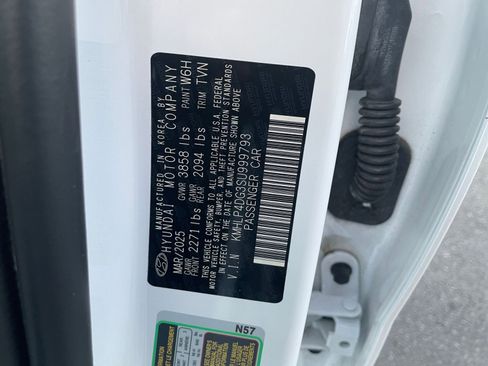 Used 2025 Hyundai Elantra Limited image 32