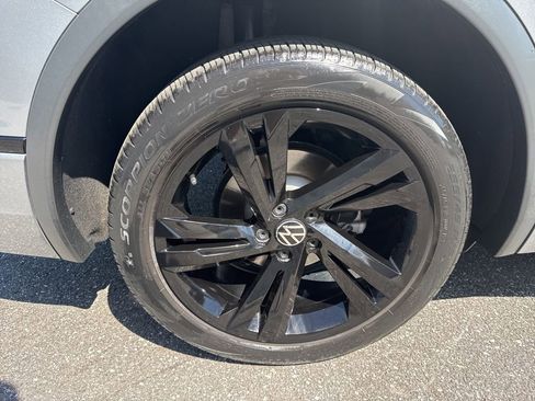 Certified 2023 Volkswagen Tiguan SE R-Line FWD image 9