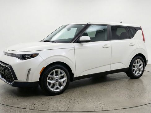 Used 2025 Kia Soul LX w/ LX Technology Package FWD image 3