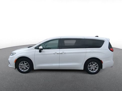 Used 2023 Chrysler Pacifica Touring-L FWD image 5