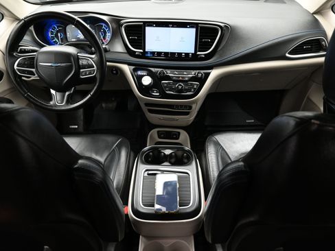 Used 2021 Chrysler Pacifica Touring-L FWD image 14
