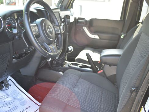 Used 2012 Jeep Wrangler Unlimited Sahara w/ Connectivity Group AWD/4WD image 13
