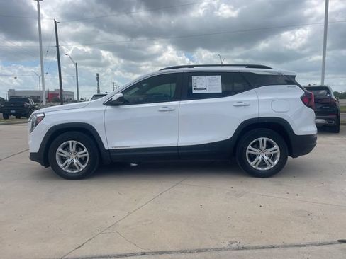 Used 2024 GMC Terrain SLE w/ Driver Convenience Package FWD image 2