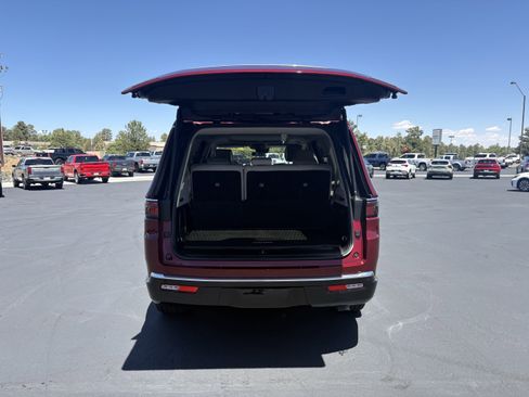 Used 2022 Jeep Wagoneer Series III w/ Premium Group I AWD/4WD image 10