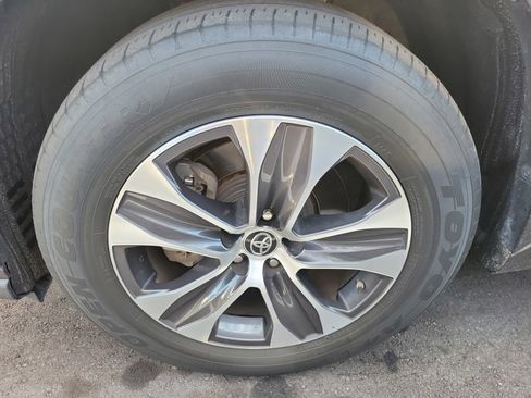 Used 2021 Toyota Highlander XLE image 6