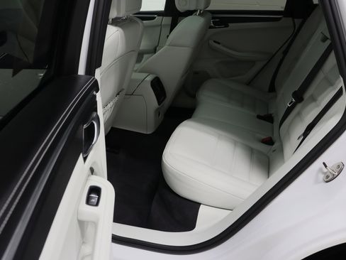 Used 2024 Porsche Macan GTS image 31