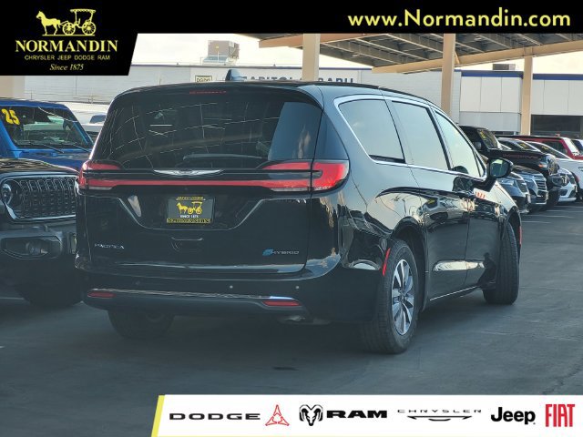 Used 2024 Chrysler Pacifica Limited FWD image 3