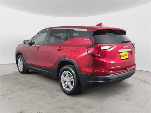 Used 2023 GMC Terrain SLE image 3