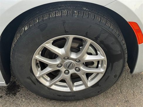 Certified 2024 Chrysler Pacifica Touring-L image 9