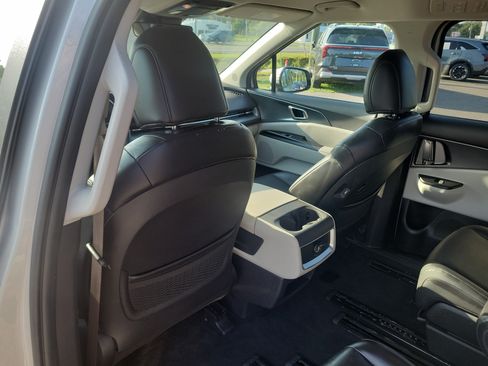 Used 2023 Kia Carnival LX FWD image 14
