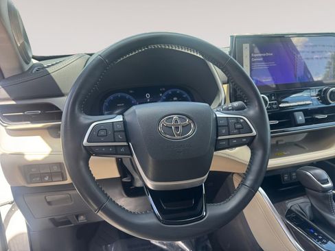 Used 2023 Toyota Highlander Limited AWD/4WD image 12
