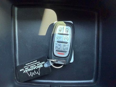 Used 2026 Chrysler Pacifica Select AWD/4WD image 24