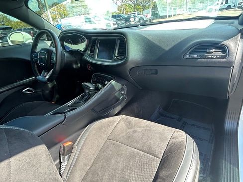 Used 2015 Dodge Challenger SRT image 26