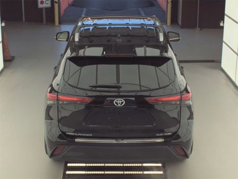 Used 2022 Toyota Highlander XLE image 7